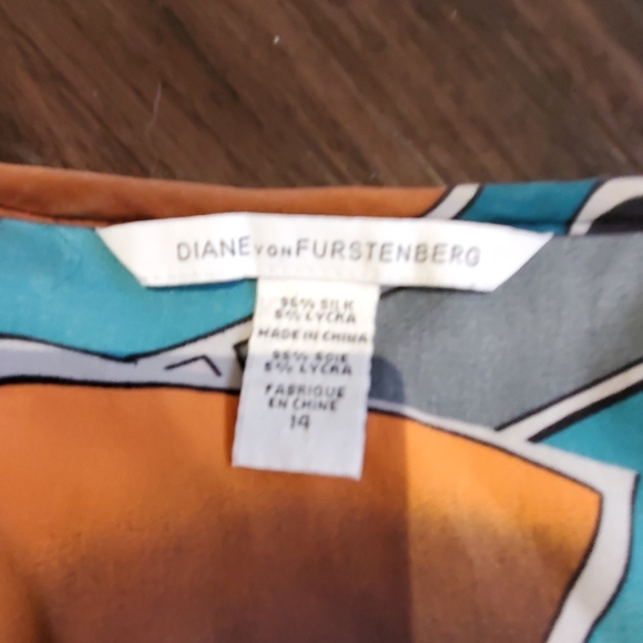 Sleeveless Blouse - Picture 3 of 3